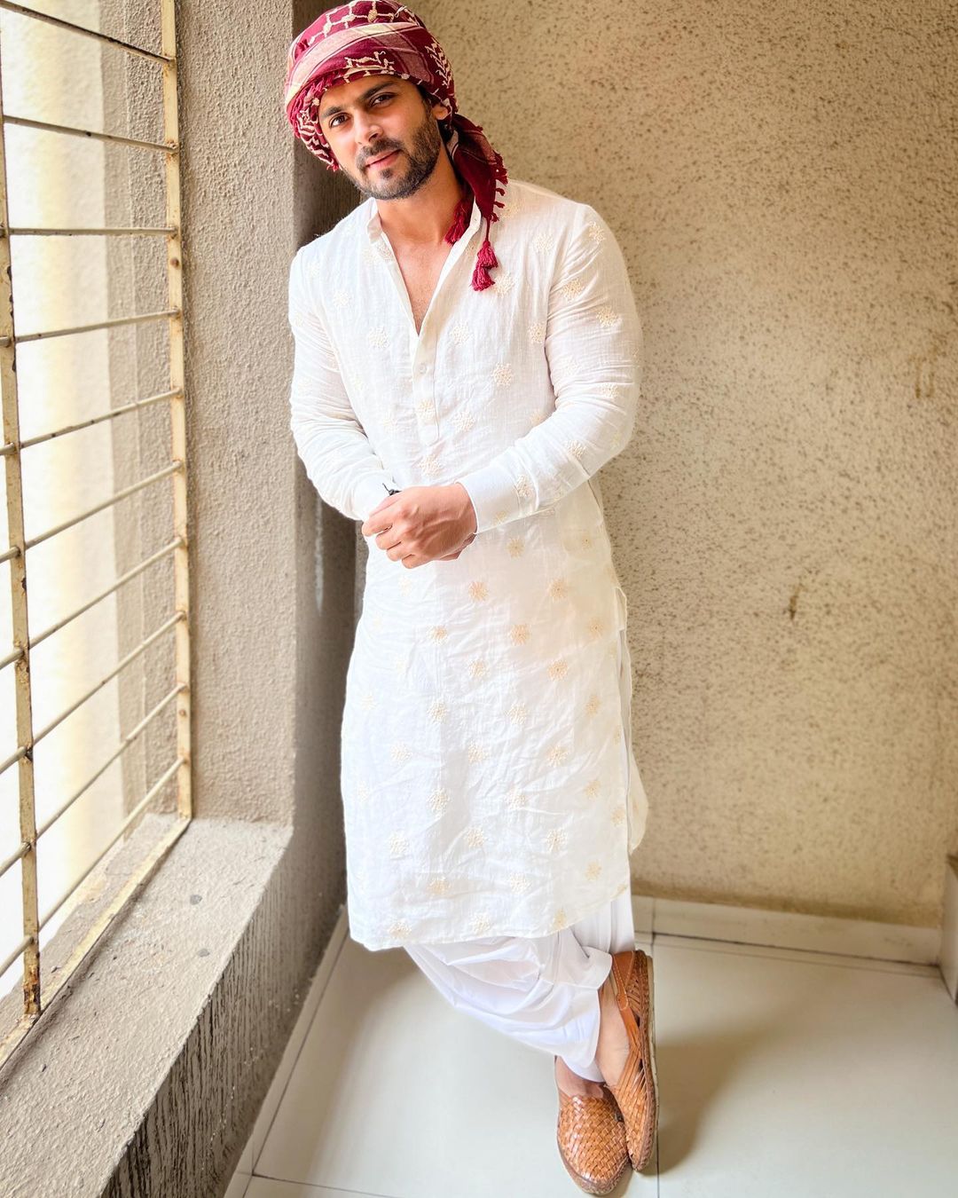 WHITE EMBROIDERED KURTA PAJAMA SET FOR MEN'S