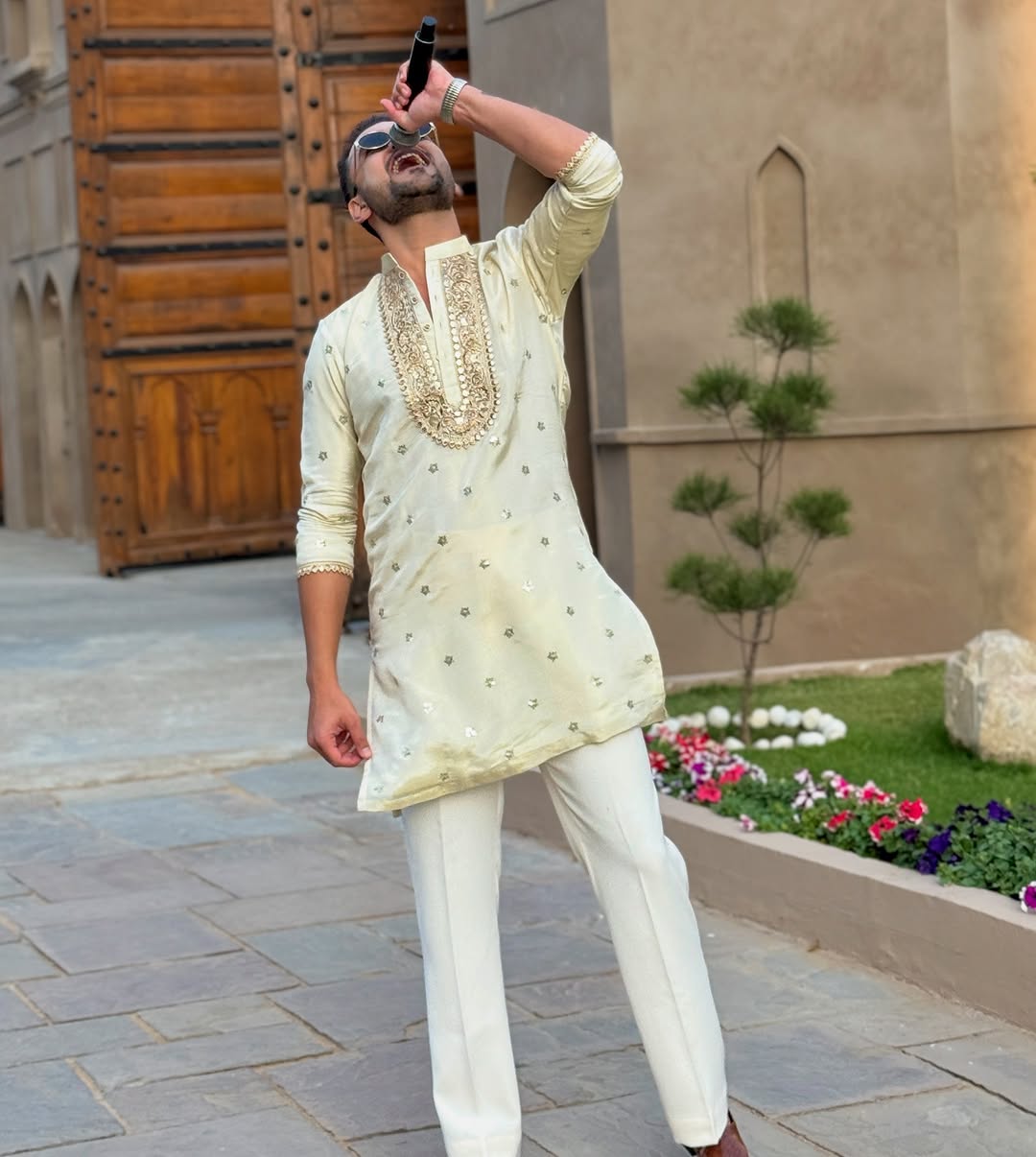 WHITE NECK AND BUTTI EMBROIDERED WORK MEN'S KURTA WITH PAJAMA SET