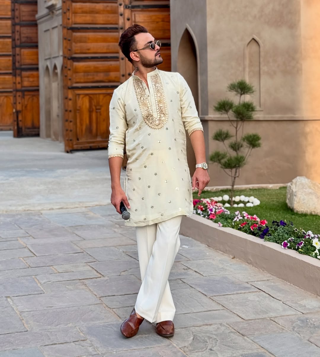 WHITE NECK AND BUTTI EMBROIDERED WORK MEN'S KURTA WITH PAJAMA SET